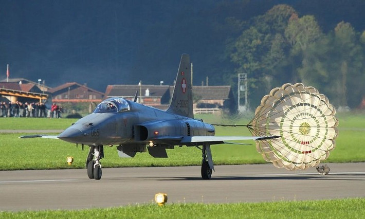 Chuyên gia Liên Xô qua nghiên cứu thử nghiệm cũng đánh giá rằng, trong cận chiến quần vòng, F-5E Tiger II giành được nhiều thắng lợi hơn trước MiG-21Bis bởi sự cơ động dễ dàng của một máy bay nhỏ nhẹ, với thiết kế khí động học tốt, hệ thống điều khiển ngắm bắn hiệu quả