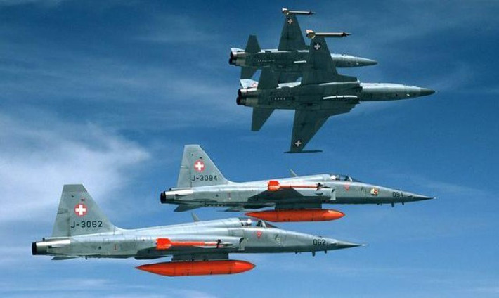 Thực ra Mỹ không thiếu chiến đấu cơ để đóng vai trò 'quân xanh' cho không quân luyện tập, tuy vậy giới chức USAF vẫn muốn có những chiến đấu cơ tương đồng với đối thủ nhất để huấn luyện kỹ năng cho phi công.