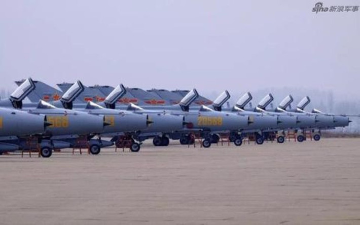 Trung Quốc cũng dự định sẽ biến hàng ngàn chiếc tiêm kích J-7G thành UAV chiến đấu sau khi chúng loại biên. Việc huấn luyện phi công đối phó với dòng máy bay này là một trong những ưu tiên hàng đầu của Mỹ.