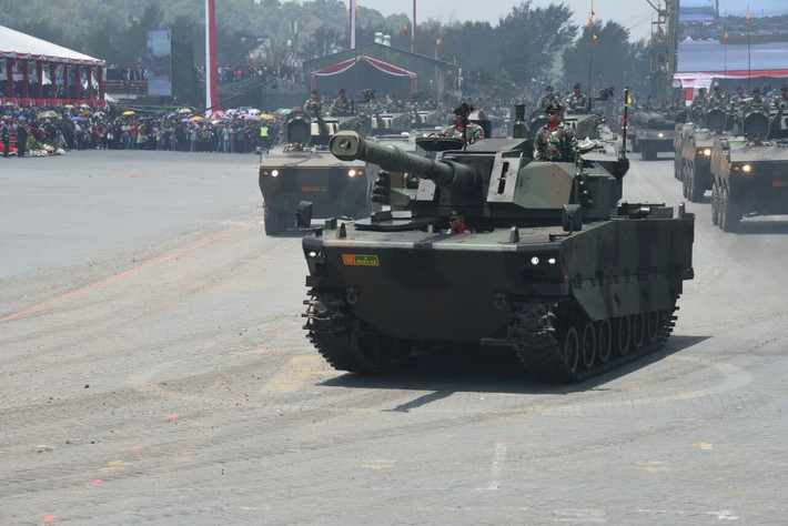 Về lực lượng tăng thiết giáp, Indonesia hiện tại là quốc gia duy nhất ở khu vực Đông Nam Á có khả năng tự chế tạo xe tăng. Mẫu xe tăng hạng trung nội địa của nước này có tên Harimau, được Indonesia kết hợp thiết kế cùng Thổ Nhĩ Kỳ.