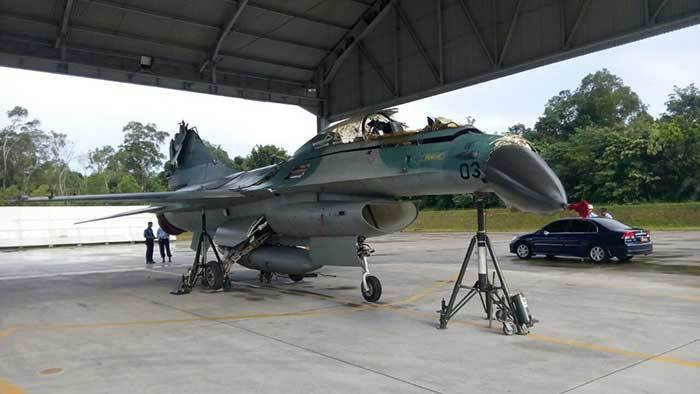 Đông đảo nhất trong lực lượng chiến đấu cơ của Indonesia là các tiêm kích F-16 Fighting Falcon với tổng cộng 33 chiếc. Các tiêm kích F-16 của Indonesia hiện tại bao gồm 4 phiên bản A/B/C/D và đang tiếp tục được nâng cấp.