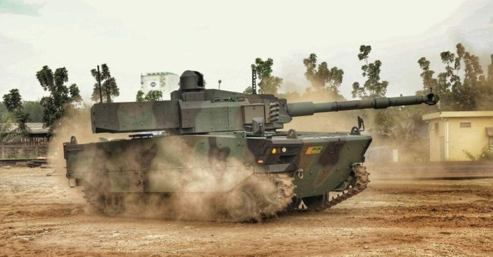 Ngoài ra, quốc gia này cũng đang sở hữu tới hơn 100 xe tăng Leopard 2 do Đức sản xuất. Phiên bản Leopard 2 mà Indonesia đang sở hữu bao gồm Leopard 2A4+ và Leopard 2RI, lần lượt mỗi loại có quân số 42 và 61 chiếc.