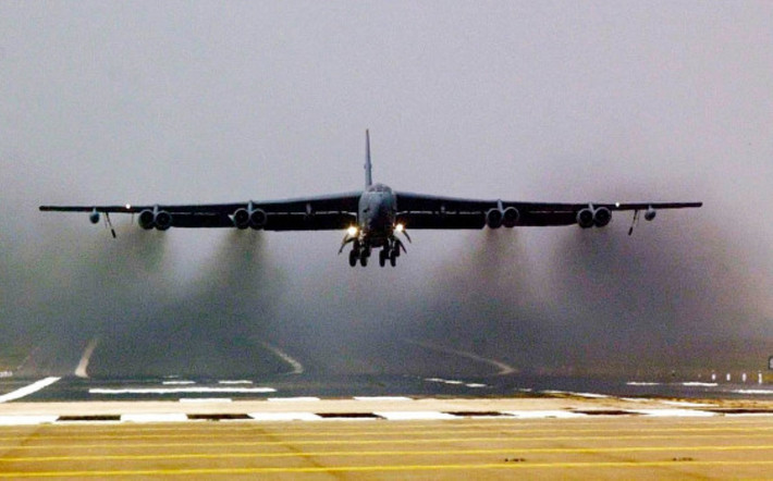 Do có thiết kế quá cũ, B-52 về cơ bản không thể tàng hình được trước radar phòng không. Khi tham chiến ở Việt Nam, máy bay ném bom B-52 cũng dùng đủ mọi cách để gây nhiễu radar của ta nhằm lẩn tránh việc bị bắn hạ.