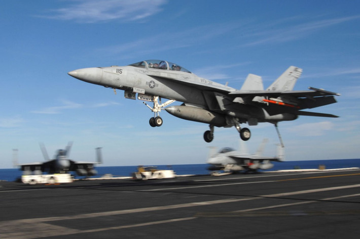 Tiêm kích hạm F/A-18 phiên bản F/A-18E của Không quân Hải quân Mỹ, có bề mặt phản xạ radar chỉ 1 mét vuông - tương đương với bề mặt phản xạ radar của một người trưởng thành khi đứng thẳng.