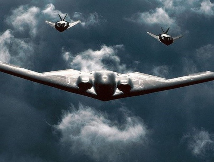 Dù có kích thước lớn hơn chiếc Su-57 rất nhiều lần, máy bay ném bom chiến lược B-2 Spirit của Mỹ cũng có diện tích phản xạ radar tương đương - 0,001 mét vuông - cũng bằng một con ruồi.