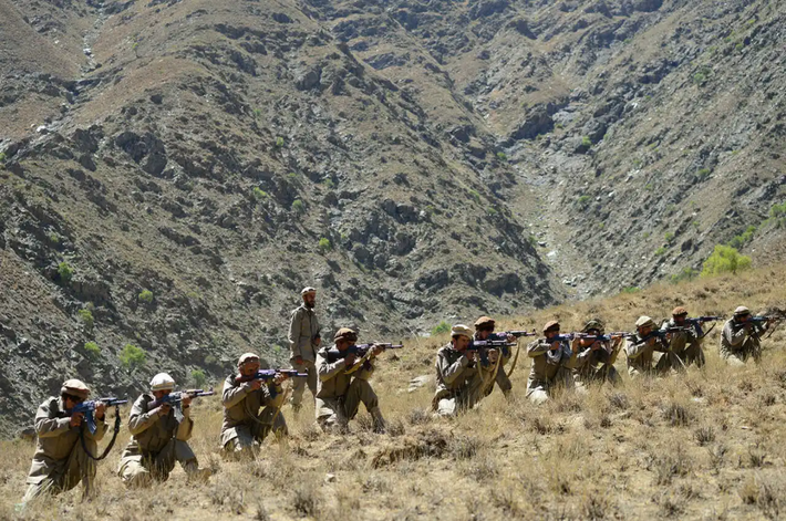 Các nguồn tin chưa xác nhận cho biết, lực lượng dân quân Afghanistan đã khai hỏa tấn công một trực thăng Mi-17 của Pakistan. Những nguồn tin này cho biết, chiếc Mi-17 phải rất vất vả để có thể quay về sân bay an toàn.