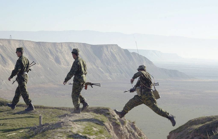 Kể từ sau khi Liên Xô tan rã, vẫn có nhiều căn cứ quân sự của Nga tồn tại ở Tajikistan. Nhiệm vụ của quân đội Nga tại quốc gia Trung Á này, đó là bảo vệ an ninh ở khu vực biên giới.