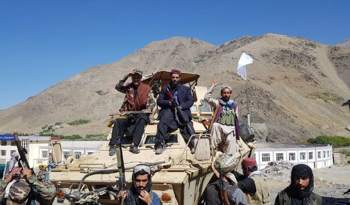 Tình hình ở Afghanistan đang ngày càng trở nên căng thẳng, bất chấp việc quân kháng chiến của quốc gia này đã bị đánh bật khỏi các vị trí chiến lược, cuộc chiến giữa lực lượng này và Taliban vẫn chưa ngã ngũ.