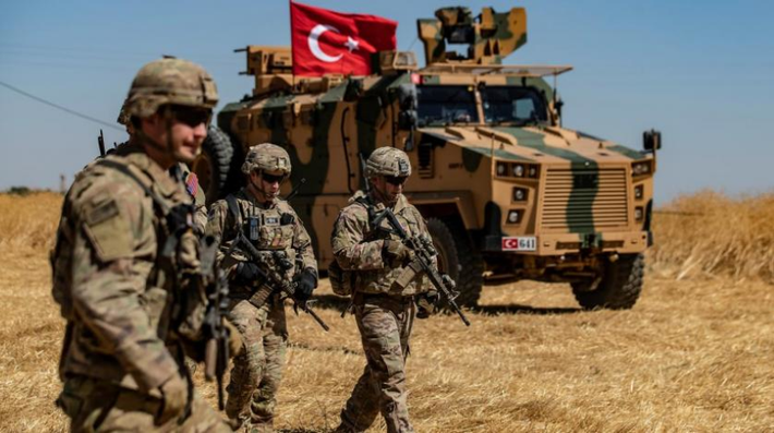 Ngay sau khi có thông tin về việc Syria và Nga sẽ tấn công Idlib với mục tiêu tối thiểu là kiểm soát được quốc lộ M-4 ra vào tỉnh lỵ này, Thổ Nhĩ Kỳ đã đưa hàng đoàn xe thiết giáp tới tỉnh lỵ này qua chính quốc lộ M-4.