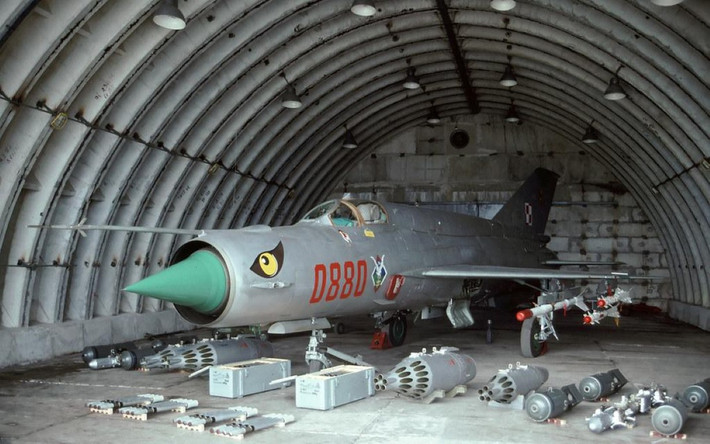 Sự ra đời của MiG-21Bis được Liên Xô thai ngén vào cuối thập niên 1960. Nhằm tiếp tục nâng cao tính năng của máy bay tiêm kích MiG-21 và Su-15, mùa Đông năm 1971 chính phủ Liên Xô ra nghị quyết yêu cầu Phòng thiết kế chế tạo máy MKB Soyuz ở Ufa chế tạo mới động cơ turbojet R-25-300 có sức đẩy cất cánh 7.100 kg còn khi bay thấp với tốc độ âm thanh là 9.900 kg.