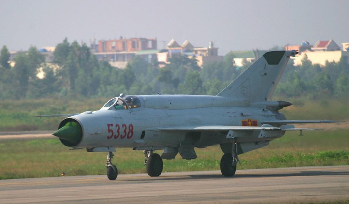 Tiêm kích MiG-21Bis bắt đầu gia nhập Không quân Nhân dân Việt Nam từ năm 1979. Đó có thể là phiên bản MiG-21bBs 75A dành cho khối xã hội chủ nghĩa. Hiện nay, toàn bộ MiG-21Bis đã bị loại biên do hết niên hạn sử dụng.