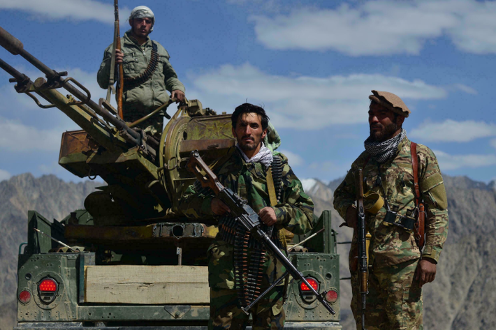 Trong lúc này, báo chí phương Tây bình luận việc Taliban giành được quyền kiểm soát cao điểm quan trọng khi tiến vào thung lũng sẽ giúp giải vây một trong các đơn vị của họ đã bị mắc kẹt từ tuần trước.