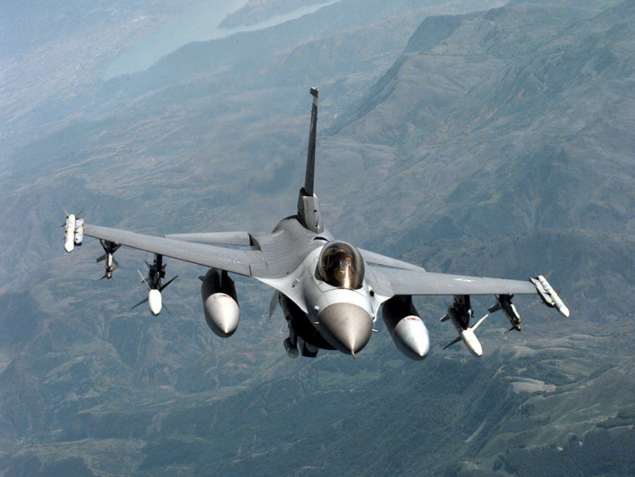 Đặc biệt, tiêm kích F-16 có tốc độ tối đa nhanh hơn so với Su-30 do Nga sản xuất, điểm khiến loại chiến đấu cơ này lép vế so với Su-30 của Nga chỉ là ở khả năng mang vác vũ khí.