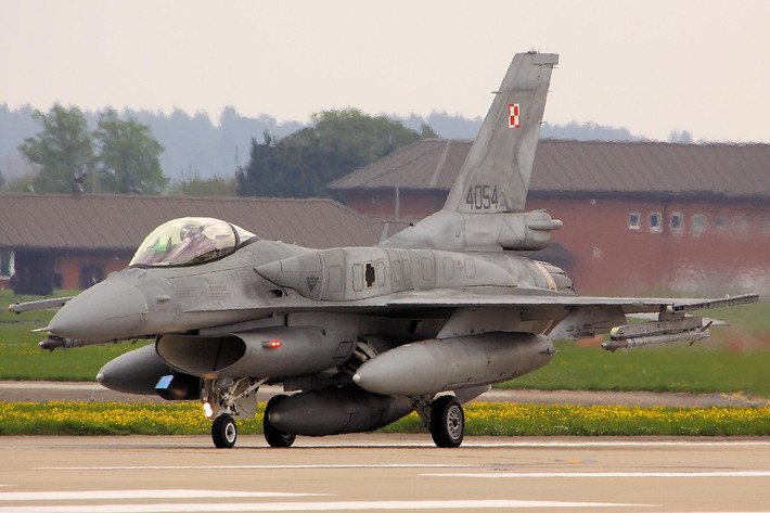 Khó có thể ước lượng tuổi thọ của tất cả những chiếc tiêm kích F-16 hiện tại, tuy nhiên bản thân General Dynamics - công ty chế tạo F-16 - tới nay vẫn cung cấp dịch vụ nâng cấp và đại tu cho loại chiến đấu cơ này.