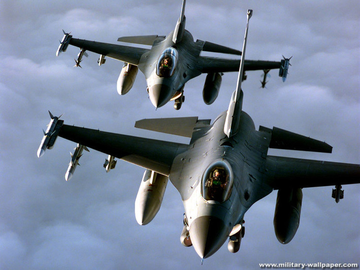 Là một tiêm kích hạng nhẹ, nếu so với chiến đấu cơ Su-30, tiêm kích F-16 có chi phí vận hành có phần nhẹ nhàng hơn khi chỉ tốn khoảng 25.000 USD cho mỗi giờ bay tùy theo từng nhiệm vụ khác nhau.