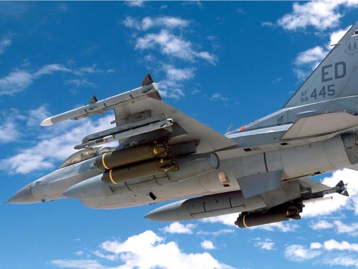 Phần lớn các quốc gia đang rao bán tiêm kích F-16 trên thị trường "chợ thanh lý" vũ khí quốc tế hiện tại, đều đang dần bổ sung tiêm kích F-35 vào biên chế để thay thế.