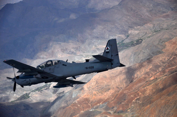 Tờ RIA của Nga cho biết, tổng cộng có 585 phi công cùng gia đình và người thân đã bay từ Afghanistan sang tị nạn tại Uzbekistan. Phía Mỹ đang làm việc với chính phủ Uzbekistan để được phép nhận lại những người này, đưa họ sang Mỹ tị nạn.