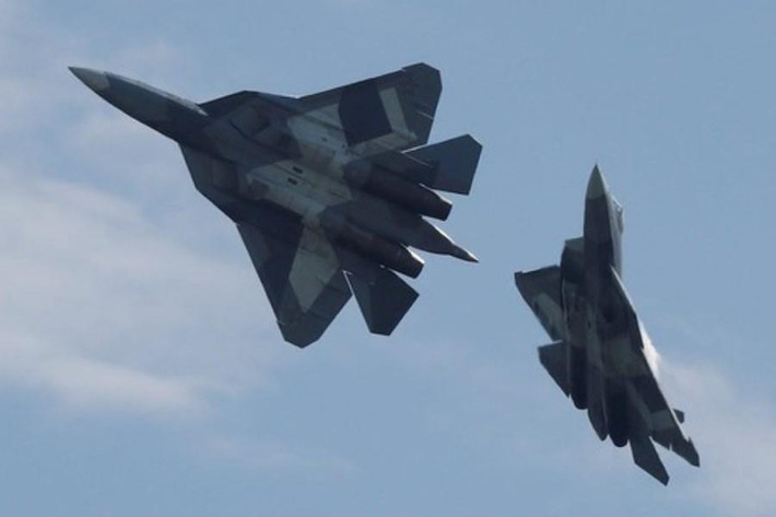Một trong những đặc điểm nổi trội của tiêm kích Su-57 là sự kết hợp giữa khả năng cơ động cao và khả năng thực hiện nhiệm vụ bay ở tốc độ siêu thanh khi nó được trang bị hệ thống điện tử hàng không tiên tiến nhất.