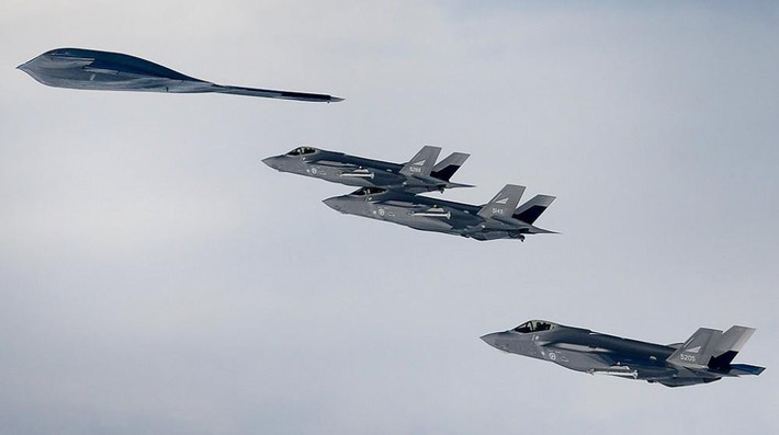 "Những chiếc tiêm kích thế hệ năm F-35 được thiết kế để hộ tống phi cơ tàng hình như B-2 vào khu vực được phòng thủ chặt chẽ, cho phép đe dọa mọi mục tiêu. Cuối cùng chúng tôi cũng có cơ hội thực hành với những chiếc B-2 thật", đại úy Sean Gossner, phi công huấn luyện của Phi đoàn số 63, cho biết.