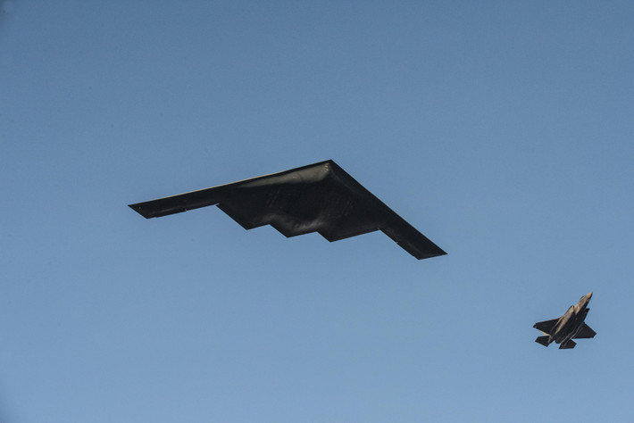 10 tiêm kích F-35A thuộc Phi đoàn tiêm kích số 63 tham gia đợt huấn luyện bay với hai oanh tạc cơ tàng hình B-2 thuộc Không đoàn ném bom số 509 hồi giữa tháng 11, nhưng thông tin về chuyến bay chỉ được không quân Mỹ công bố hôm 30-12.