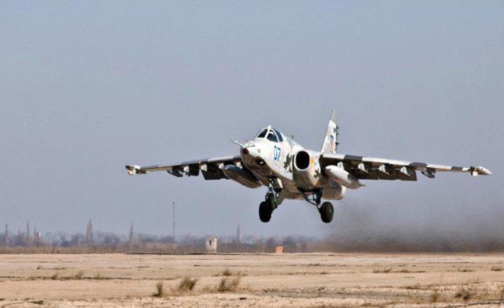 Su-25 có vỏ giáp dày bọc quanh buồng lái (sử dụng những tấm titanium dày 10-24mm gia cường) nên có khả năng chống được hầu hết các loại pháo phòng không như đạn bắn thẳng cỡ 12,7mm và đạn phòng không nổ phá mảnh 30mm.