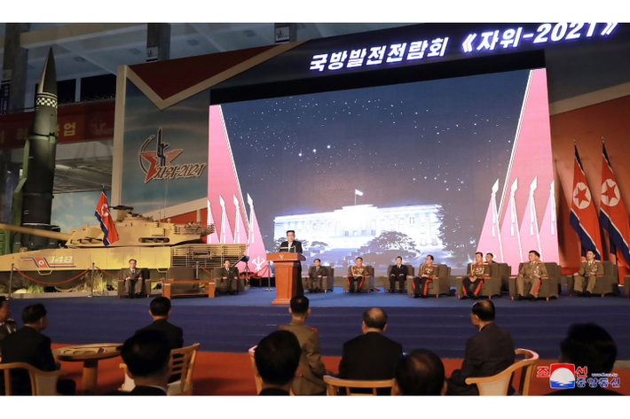 Tại buổi lễ khai mạng triển lãm quốc phòng mang tên Tự vệ 2021, chủ tịch Triều Tiên ông Kim Jong-un nhấn mạnh, kẻ thù của Bình Nhưỡng là "Chiến tranh", chứ không phải một quốc gia đích danh nào khác.