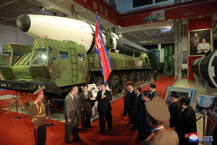 Bên trong khuôn viên của triển lãm vũ khí, Triều Tiên cho trưng bày nhiều loại vũ khí hiện đại, tối tân do nước này tự sản xuất.