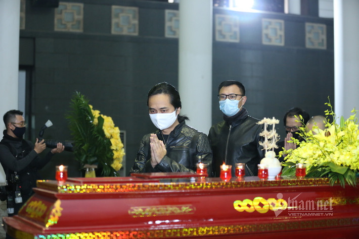 Nghệ sĩ Tuấn Hùng và các thành viên ban nhạc Bức Tường viếng NSND Trung Kiên.