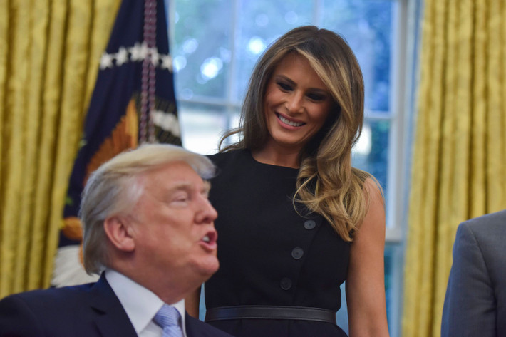 Với Đệ nhất phu nhân Melania Trump, từ hồi giữa tháng 11/2020 - khi mà ông Donald Trump đang phản đối gay gắt kết quả bầu cử Tổng thống, bà đã lên tiếng và cho biết mình "muốn về nhà".