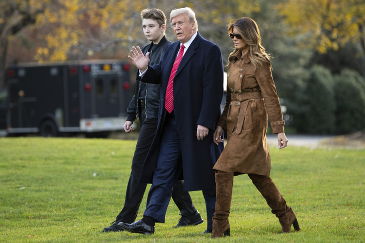 CNN dẫn lời một nguồn tin quen thuộc và khẳng định, Melania Trump "chỉ muốn về nhà". Thậm chí phu nhân Tổng thống Mỹ còn không mấy quan tâm tới việc ông Donald Trump có thể quay lại Nhà Trắng trong đợt bầu cử năm 2024 hay không.