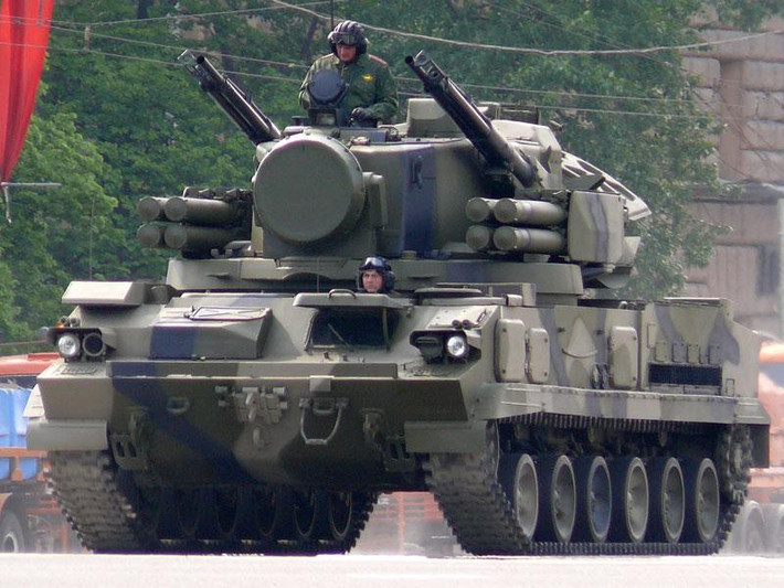 Tổ hợp Tunguska sử dụng khung gầm xe bọc thép bánh xích GM-352M có trọng lượng chiến đấu 34 tấn; chiều dài 7,93 m; chiều rộng 3,24 m; chiều cao 4,01 m (khi triển khai radar).
