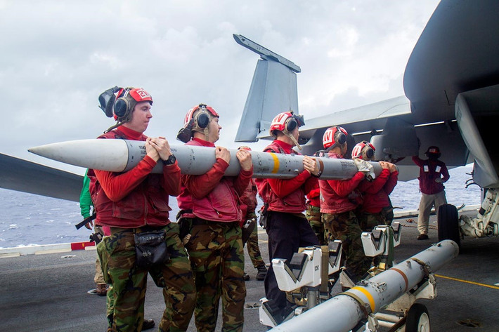Tên lửa được tập đoàn Raytheon của Mỹ sản xuất, có giá lên tới 1 triệu USD cho mỗi quả. Đây hiện tại cũng được coi là loại tên lửa không đối không đắt bậc nhất thế giới.