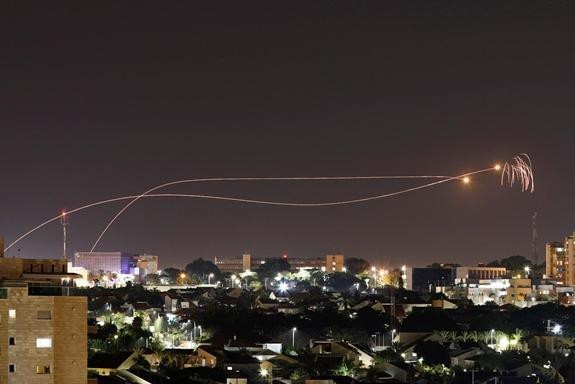 Điều này có nghĩa là nhiệm vụ chính của Iron Dome là tiêu diệt tên lửa hoặc đạn pháo ở điểm cao nhất của quỹ đạo, trong khi các hệ thống phòng thủ tên lửa thông thường, kể cả của Mỹ, thường đánh chặn mục tiêu ở độ cao 1 - 2 km.