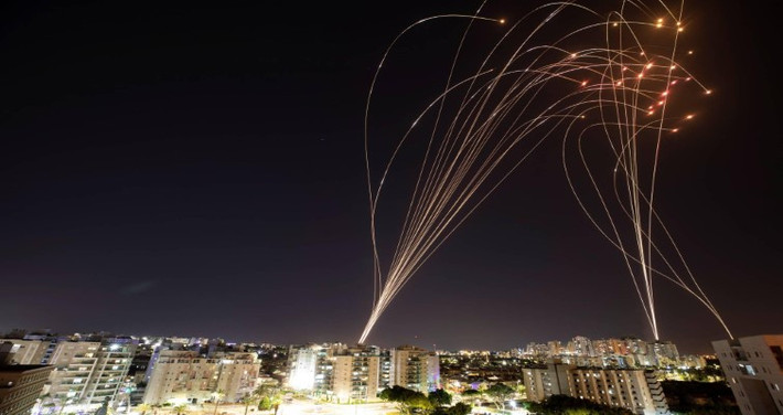 Theo chuyên gia này, trước hết Iron Dome là hệ thống phát hiện vũ khí tấn công ngay tại thời điểm phóng, các trạm xử lý thông tin tên lửa đạn đạo tốc độ cao sẽ tính toán quỹ đạo bay, dẫn đường đánh chặn và tiêu diệt mục tiêu.