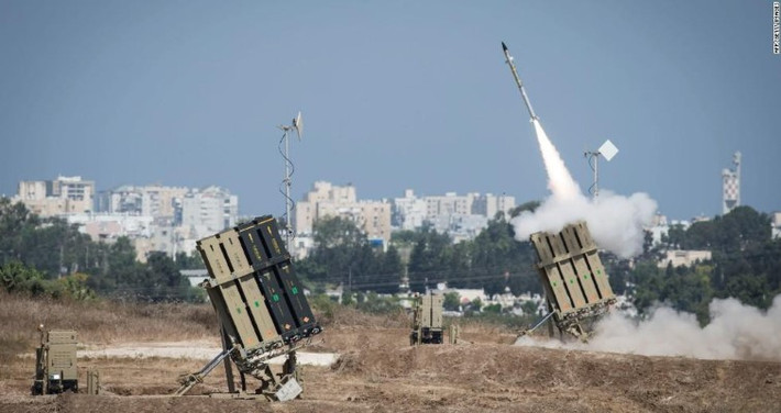 Tuy nhiên ở chiều ngược lại, phía Hamas tuyên bố rằng hiệu suất đánh chặn thực tế của Iron Dome chỉ dưới 30%, tức là nó bỏ lọt phần lớn tên lửa hay rocket được lực lượng này bắn vào đất Israel.
