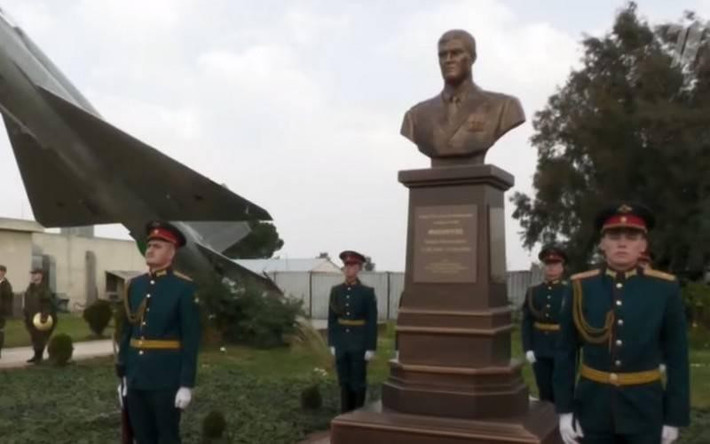 Bộ Quốc phòng đã quyết định trao tặng huân chương Anh hùng nước Nga - huân chương cao quý nhất của nước này cho Thiếu tá Filipov và xây dựng tượng đài viên phi công trên.