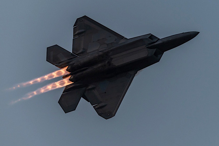 Chiến đấu cơ F-22 có khoang chứa vũ khí trong bụng để đảm bảo khả năng tàng hình tối đa. Tùy thuộc từng nhiệm vụ, cấu hình vũ khí của nó có thể khác nhau.
