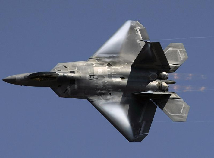 Đáng tiếc là máy bay chiến đấu F-22 Raptor chỉ được trang bị một khẩu pháo cỡ 20mm. So với nhiều loại tiêm kích của Nga, khẩu pháo chính của F-22 có kích thước nòng nhỏ hơn, tuy nhiên lại mang theo lượng đạn dự trữ lớn hơn, tối đa tới 480 viên.
