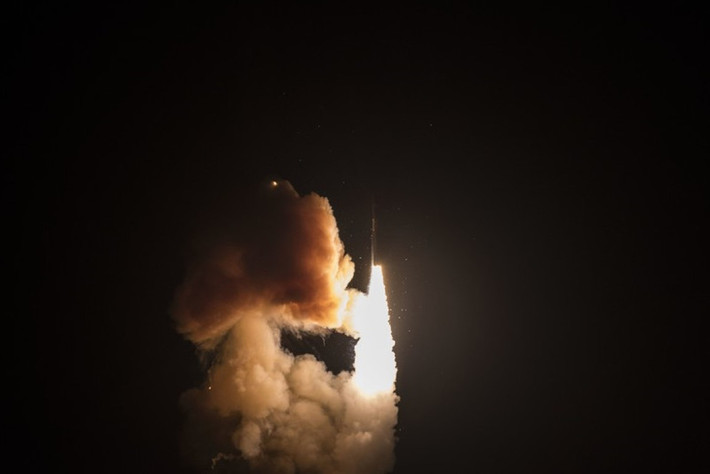 Tuy nhiên với tự trọng lên tới 36 tấn, tên lửa Minuteman III của Mỹ gần như không có khả năng triển khai trên bất cứ hệ thống phóng di động nào. Nguồn ảnh: Defence-blog.