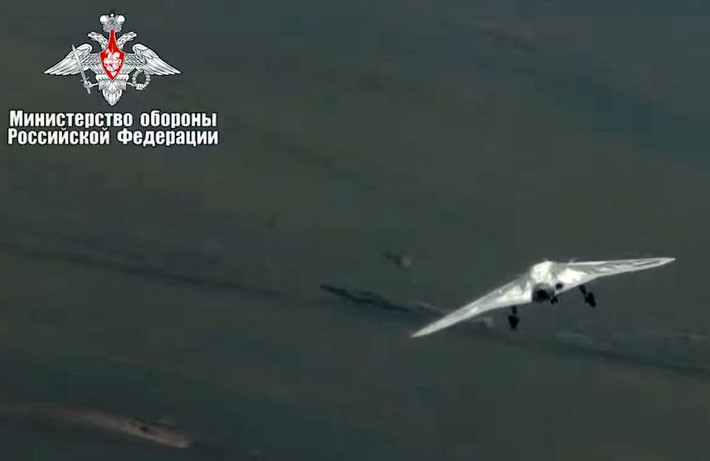 "Khi chính thức được trang bị, ngoài các loại bom có kích thước và chủng loại khác nhau, UAV Okhotnik của Nga còn được trang bị tên lửa đất đối không hoàn toàn mới được phát triển dành riêng cho máy bay này và tiêm kích Su-57", chuyên gia Murakhovsky nói.
