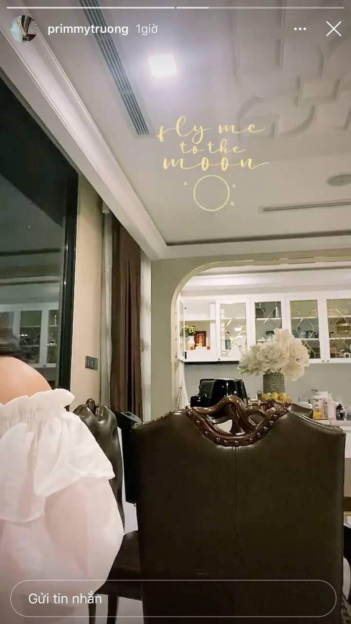 Chỉ những khoảnh khắc bình thường nhưng ai cũng dễ dàng nhận ra tổ ấm của họ cực kỳ xa hoa. Trong story mới nhất, người đẹp Primmy Trương khoe khu vực bếp lấy tông trắng làm chủ đạo, tuy đơn giản nhưng lại không kém phần tinh tế và sang trọng.