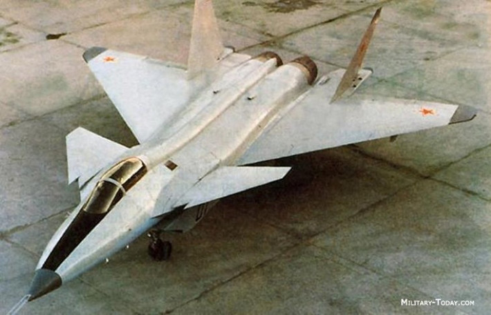 Trước thực tế trên, giới chuyên gia sau khi quan sát kỹ mô hình đã bình luận rằng MiG-49 thực chất là phiên bản cải tiến từ chiến đấu cơ MiG-144 trong quá khứ, chiếc tiêm kích "lỡ hẹn" có vẻ sắp hồi sinh dưới một hình dáng mới.
