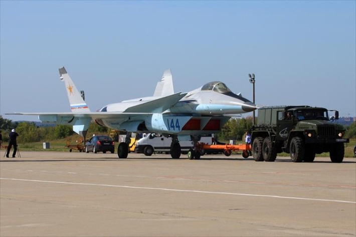 MiG 144 được cho là có áp dụng công nghệ giảm tín hiệu vô tuyến, giúp máy bay tàng hình trước radar đối phương. Năm 2000, tiêm kích MiG 144 đã bay thử 2 lần nhưng sau đó dự án này bị bỏ rơi với những lý do không thực sự rõ ràng.