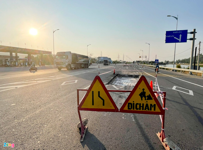 Ông Lê Từ, Giám đốc Ban quản lý dự án giao thông tỉnh Bình Định, cho hay những đoạn đường hư hỏng chủ yếu do nhà thầu Yến Tùng thi công. "Chúng tôi yêu cầu nhà thầu này huy động nhân lực, thiết bị thảm bê tông, xử lý dứt điểm những vị trí hư hỏng", ông Từ nói.