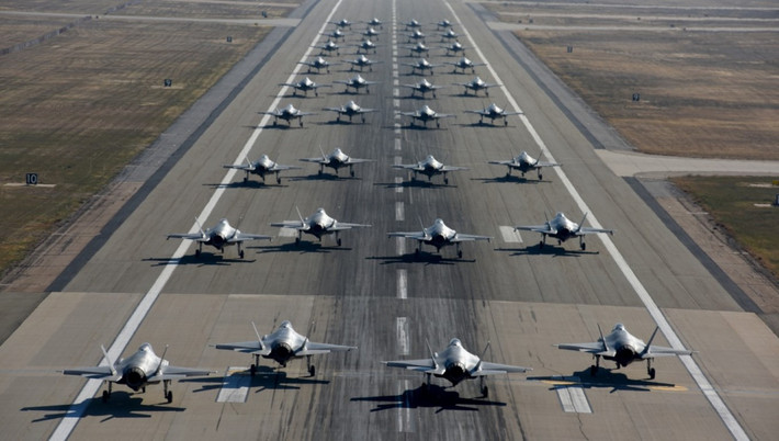 Cụ thể, Không quân Mỹ đang sở hữu tới 934 máy bay tiêm kích F-16. Số lượng F-16 này sẽ được thay thế dần bởi chiến đấu cơ F-35 trong tương lai.