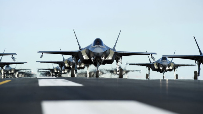 Tiêm kích F-16 một động cơ với ưu điểm chi phí bảo dưỡng thấp, chi phí vận hành rẻ vẫn là loại tiêm kích có quân số đông bậc nhất trong lực lượng Không quân Mỹ.