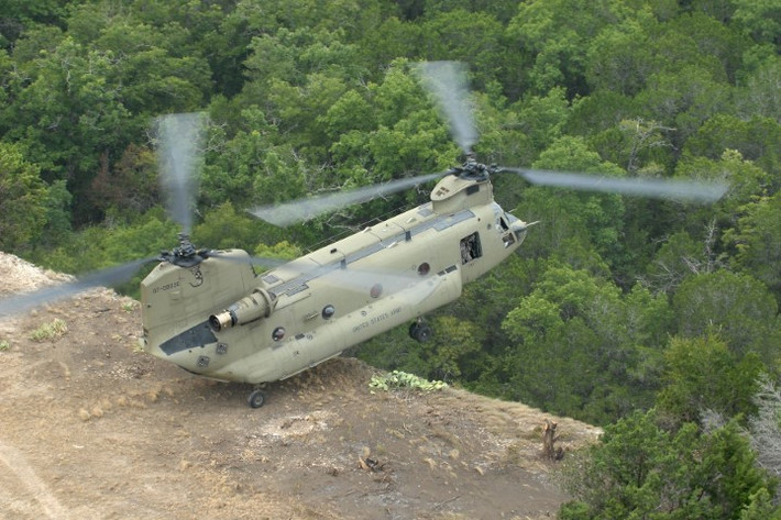Về lý thuyết, trực thăng vận tải hàng nặng CH-47 chỉ cần phi hành đoàn hai người, bao gồm một phi công và một lái phụ. Trong nhiệm vụ vận tải, trực thăng này cần thêm 1 kỹ sư chuyên xếp hàng hóa.