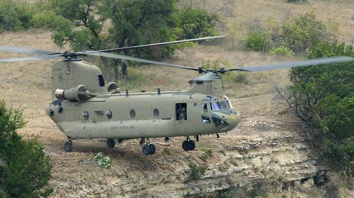Tuy nhiên tùy thuộc vào tình hình thực tế, trực thăng CH-47 có thể bay tốt với chỉ một người lái. Ngoài ra, trong nhiệm vụ thực chiến trong khu vực thù địch, loại trực thăng này có thể có thêm ba vị trí khác ở hai hông và phía đuôi máy bay, vừa làm nhiệm vụ hoa tiêu, vừa làm xạ thủ súng máy.