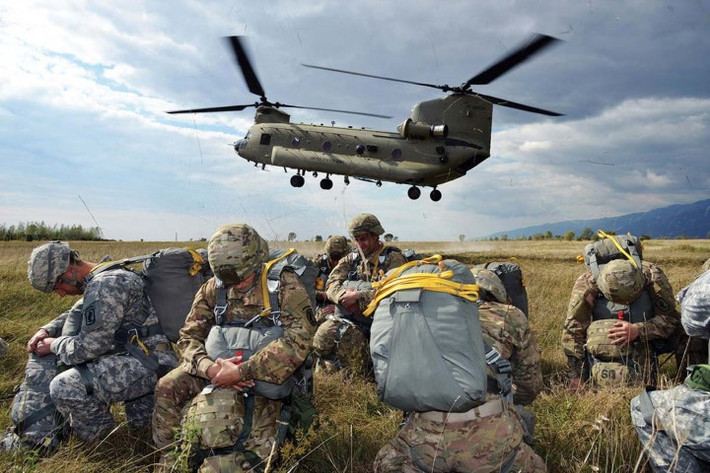 Sức chứa của trực thăng CH-47 cũng rất đáng nể, tối đa có thể mang theo tới 55 lính cùng đầy đủ vũ khí. Trong trường hợp di tản khẩn cấp, chiếc trực thăng này có thể "nhồi" được tới 70 người.