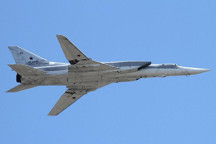 Không quân Nga đã huy động tiêm kích đánh chặn MiG-31K - vốn là phương tiện mang tên lửa siêu thanh Kh-47M2 Kinzhal và máy bay ném bom siêu thanh tầm xa Tu-22M3 trang bị tên lửa Kh-32 cũng góp mặt.